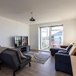Lane End - Bright & Spacious 2-bed Flat With Balcony & Parking Bristol