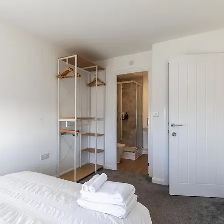 아파트 Lane End - Bright & Spacious 2-bed Flat With Balcony & Parking