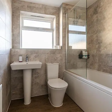 Lane End - Bright & Spacious 2-bed Flat With Balcony & Parking