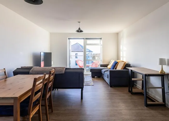 Lane End - Bright & Spacious 2-bed Flat With Balcony & Parking