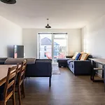 Lane End - Bright & Spacious 2-bed Flat With Balcony & Parking
