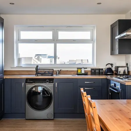 Lane End - Bright & Spacious 2-bed Flat With Balcony & Parking Lejlighed *