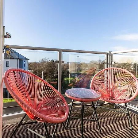 Lane End - Bright & Spacious 2-bed Flat With Balcony & Parking