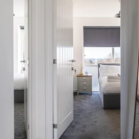 Lane End - Bright & Spacious 2-bed Flat With Balcony & Parking *