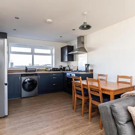 Apartament Lane End - Bright & Spacious 2-bed Flat With Balcony & Parking *