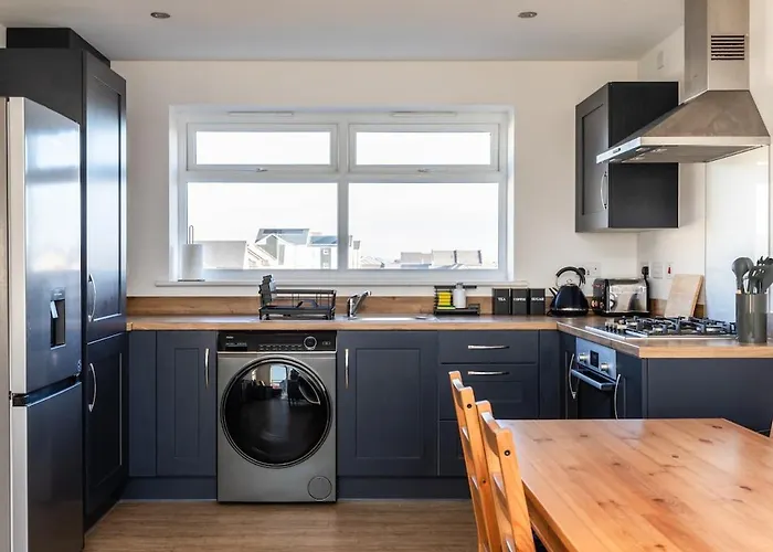 Lane End - Bright & Spacious 2-bed Flat With Balcony & Parking Lejlighed *