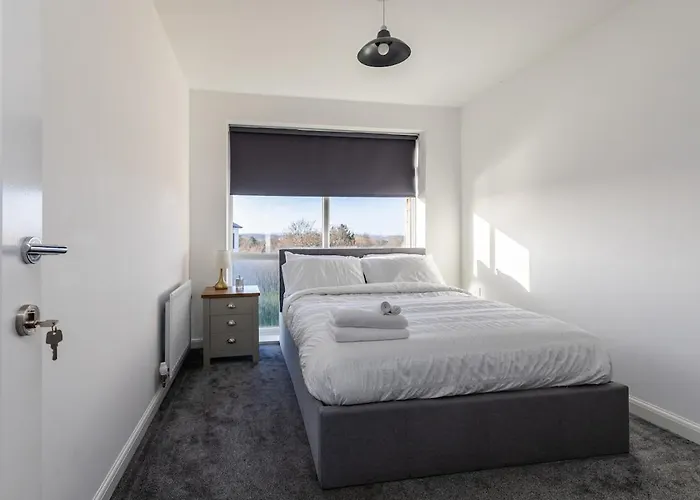 Apartament Lane End - Bright & Spacious 2-bed Flat With Balcony & Parking