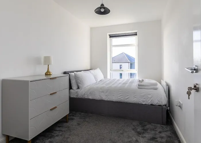 Lane End - Bright & Spacious 2-bed Flat With Balcony & Parking Апартаменти Бристоль