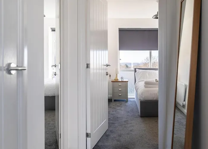 Lane End - Bright & Spacious 2-bed Flat With Balcony & Parking *