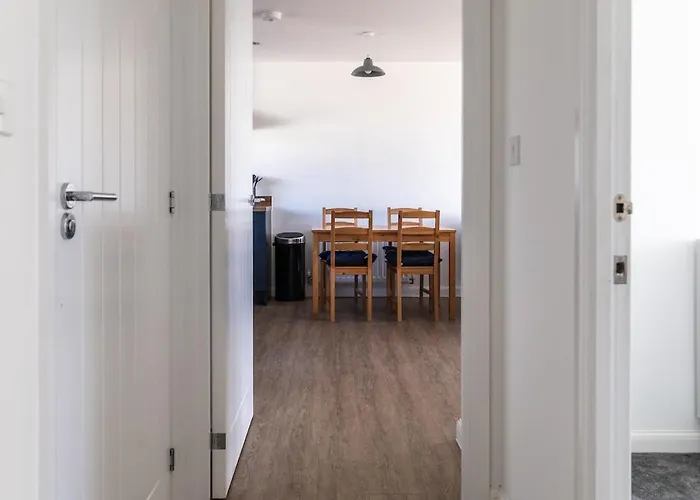 Lejlighed Lane End - Bright & Spacious 2-bed Flat With Balcony & Parking *