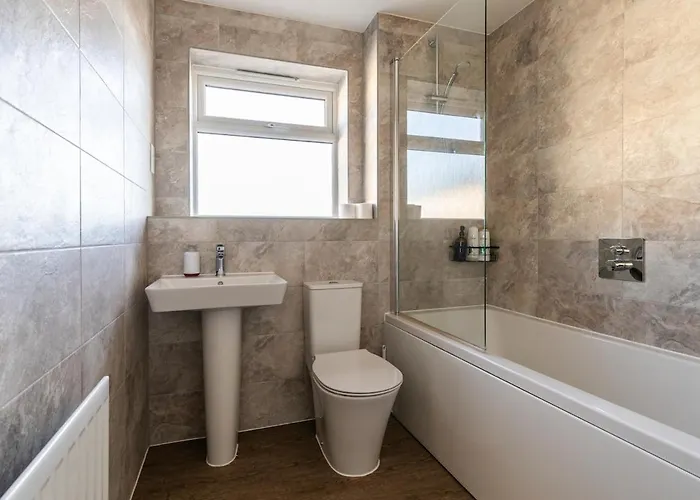 Lane End - Bright & Spacious 2-bed Flat With Balcony & Parking