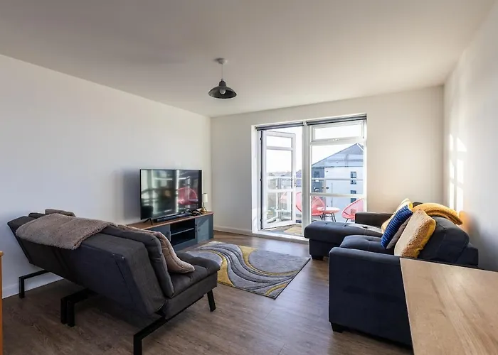 Lane End - Bright & Spacious 2-bed Flat With Balcony & Parking Bristol