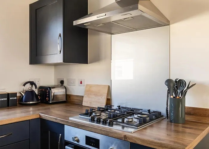 Lane End - Bright & Spacious 2-bed Flat With Balcony & Parking