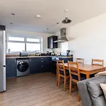 Апартаменти Lane End - Bright & Spacious 2-bed Flat With Balcony & Parking *