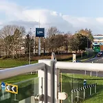 Lane End - Bright & Spacious 2-bed Flat With Balcony & Parking Apartamento