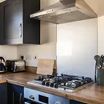Lane End - Bright & Spacious 2-bed Flat With Balcony & Parking