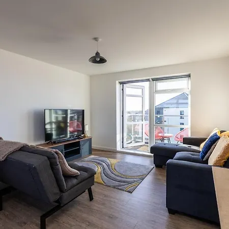 Lane End - Bright & Spacious 2-bed Flat With Balcony & Parking Bristol