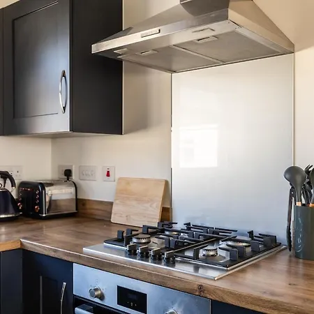 Lane End - Bright & Spacious 2-bed Flat With Balcony & Parking