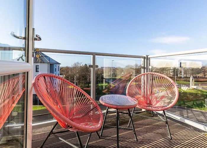 Lane End - Bright & Spacious 2-bed Flat With Balcony & Parking