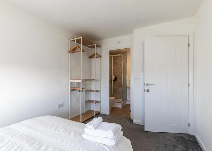 Apartman Lane End - Bright & Spacious 2-bed Flat With Balcony & Parking