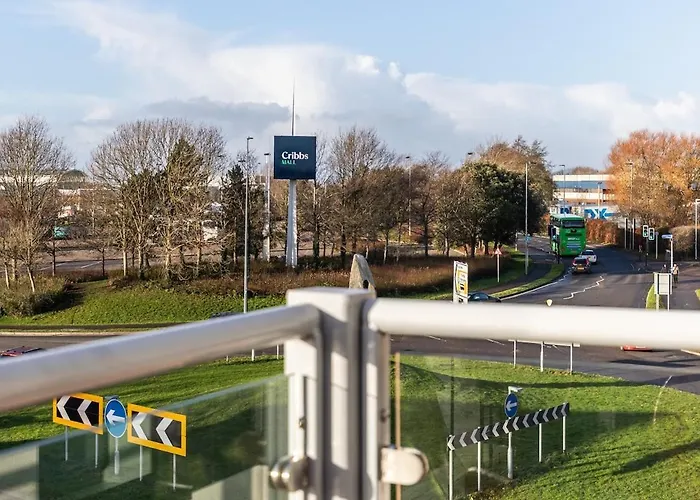 Lane End - Bright & Spacious 2-bed Flat With Balcony & Parking Apartman